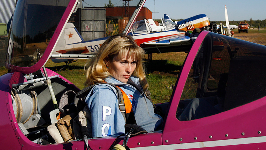 „Руска Валкира“: Упознајте акробатског пилота Светлану Капањину .