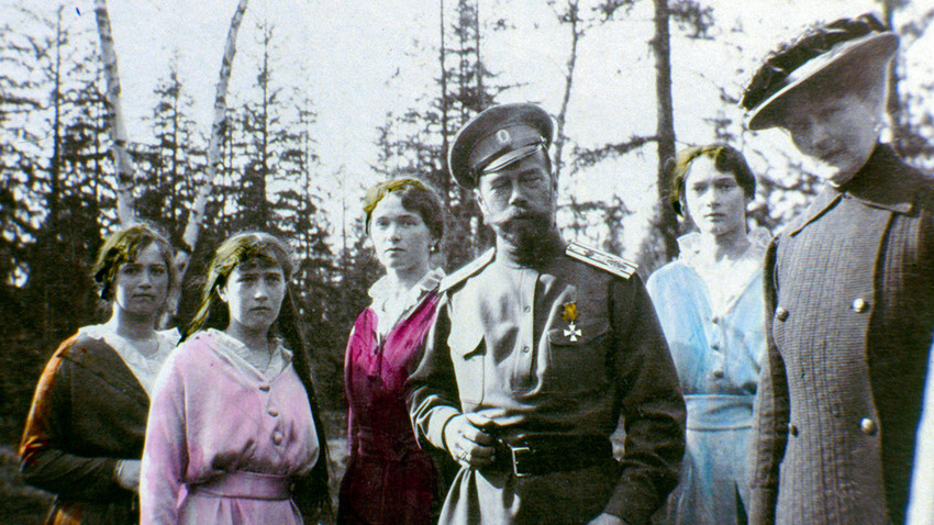 Tsar Nikolay II dengan putri-putrinya: Maria, Anastasia, Olga, dan Tatiana.