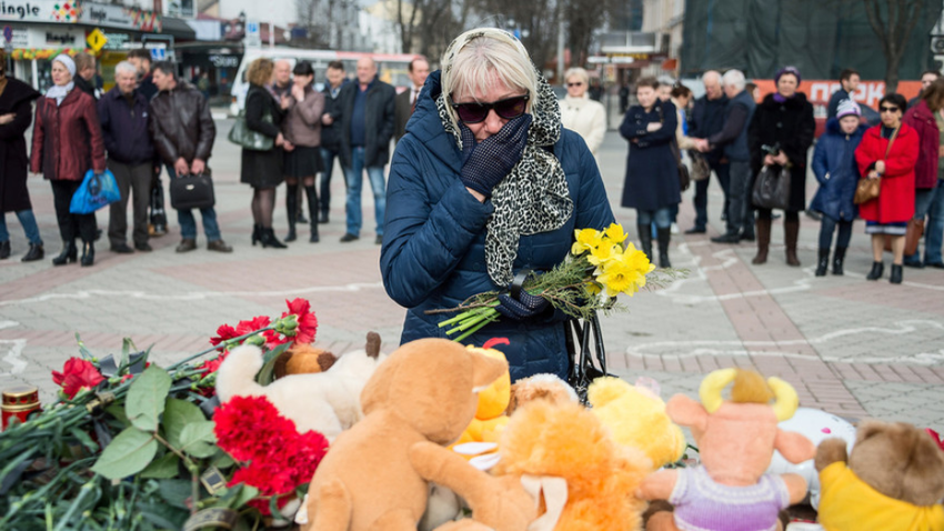 Ženska joče na srečanju v spomin na žrtve tragedije v Kemerovu. Po vsej Rusiji je bilo več kot 30 takšnih prireditev.