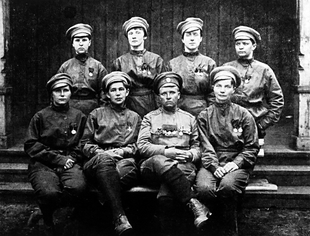 Maria Bochkareva dengan rekan-rekan tentaranya.