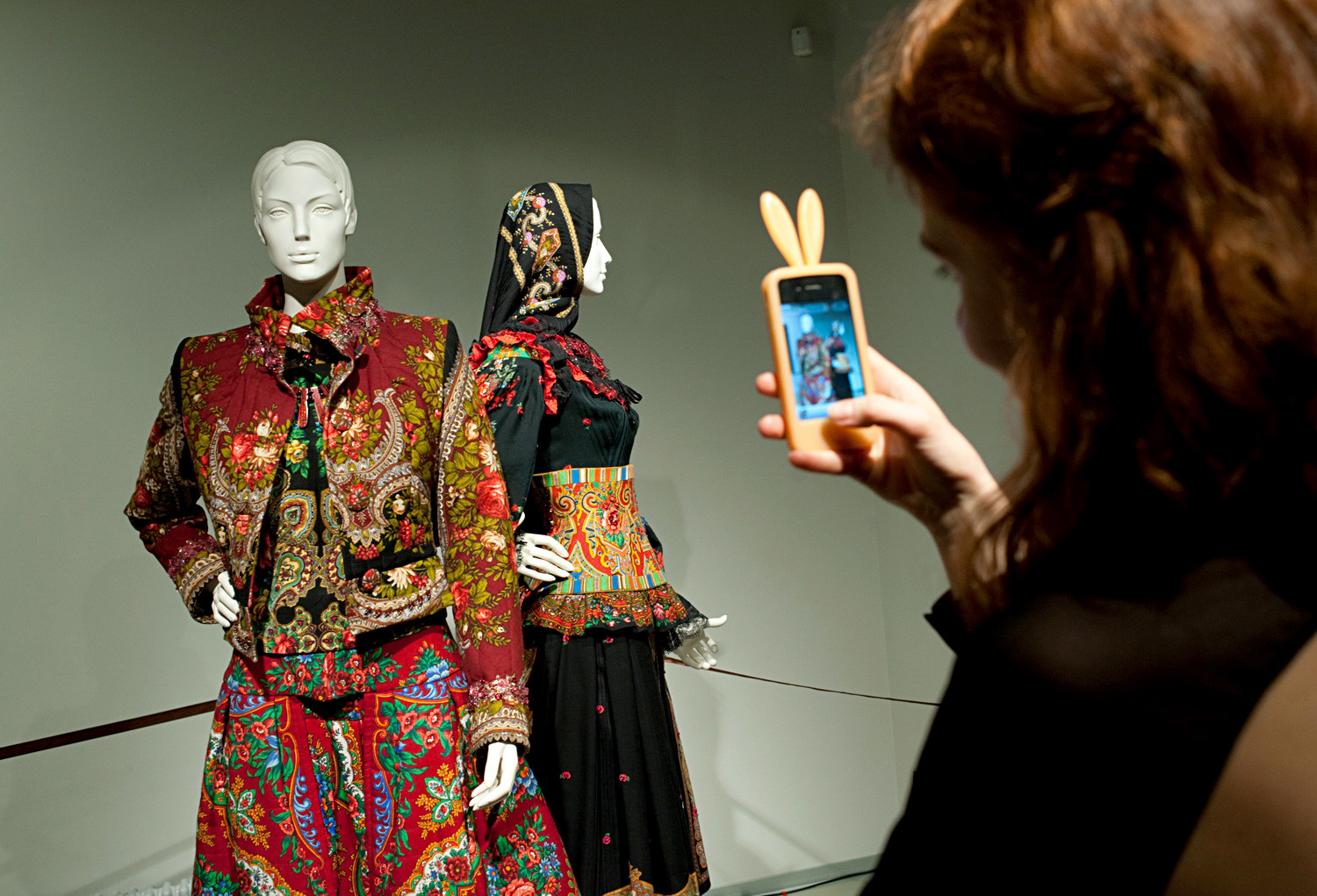 Visiteur à l’exposition « Un demi-siècle de mode » par Slava Zaïtsev, au Musée d’Art Contemporain Erarta, à Saint-Pétersbourg.