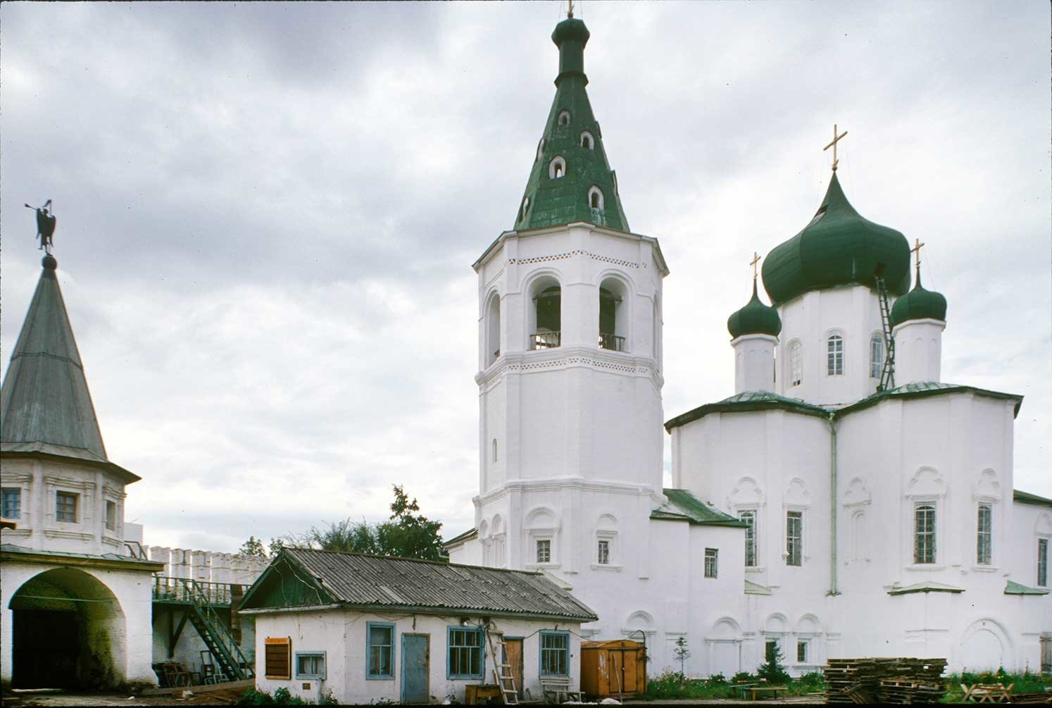 Monasterio de la Trinidad. De izquierda a derecha: Iglesia de los Santos Pedro y Pablo, campanario, portón sur y muro, Catedral de la Trinidad. Vista sureste. 29 de agosto de 1999.