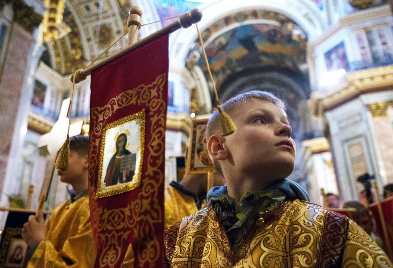 Seorang anak laki-laki saat Liturgi Suci untuk anak-anak di Katedral Isaakievskiy.