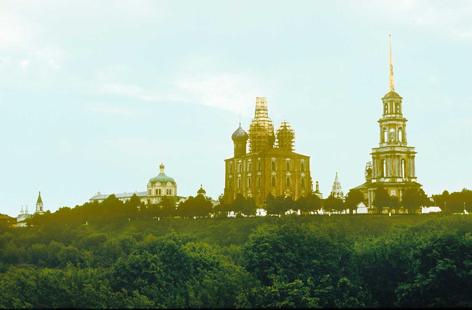Kremlin de Riazán, vista noroeste. De izquierda a derecha: Iglesia del Espíritu Santo, Palacio Arzobispal, Catedral de la Natividad de Cristo, Catedral del Arcángel, Catedral de la Dormición, Iglesia de la Epifanía, Catedral de la Transfiguración, campanario. 13 de mayo de 1984.