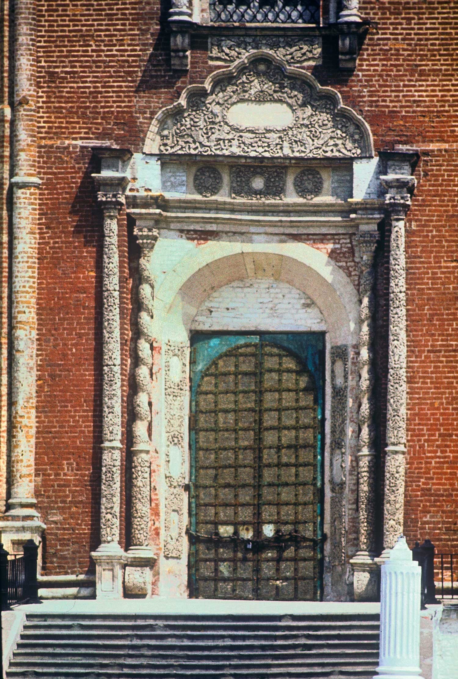 Kremlin de Riazán. Catedral de la Dormición, fachada oeste. Portal principal. 13 de mayo de 1984.