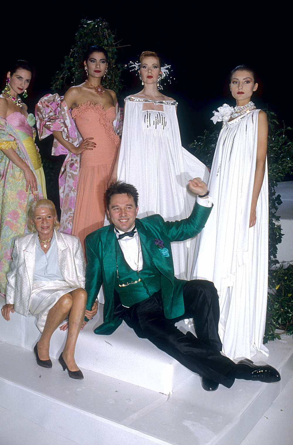 Zaitsev com a estilista francesa Madame Carven e modelos no desfile da temporada primavera-verão de Paris em 1988