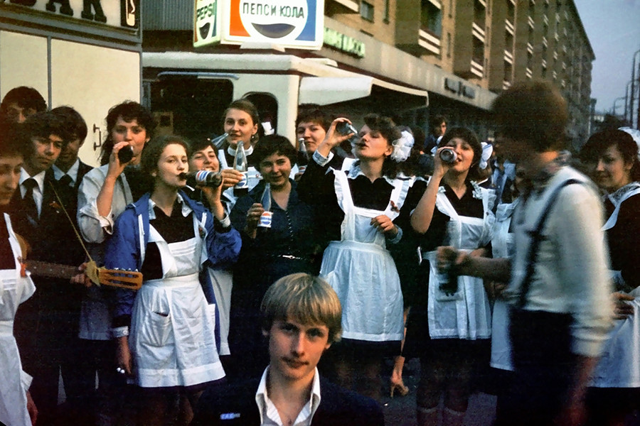 Adolescentes celebram a formatura com uniformes típicos russo-soviéticos tomando Pepsi. Moscou, 1981.