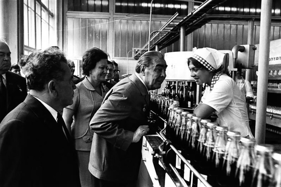 Além de Kendall e de seu conselho de diretores, o líder soviético Leonid Brejnev também foi visitar a primeira planta da Pepsi. 