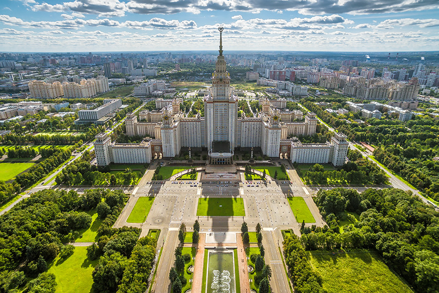 Universitas Negeri Moskow (MGU), salah satu gedung pencakar langit Rusia. Di kanan dekat bangunan terletak taman Vorobyovy Gory.