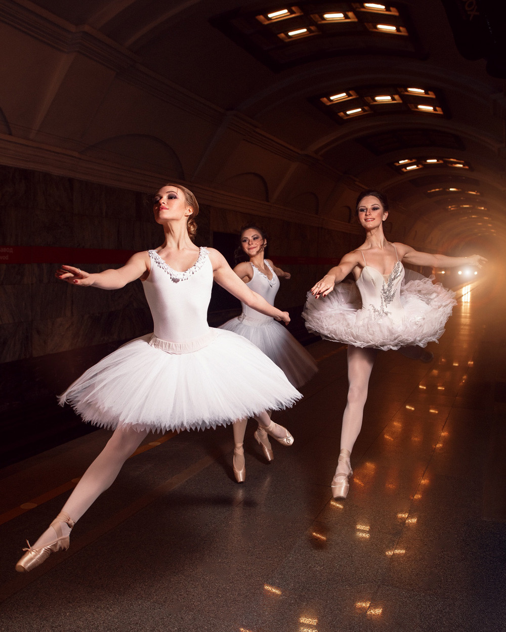 Russisches Ballett – das ist Kraft, Eleganz und Schnelligkeit. Ebenso springen diese Ballerinen hier durch die Station Kirow-Fabrik.