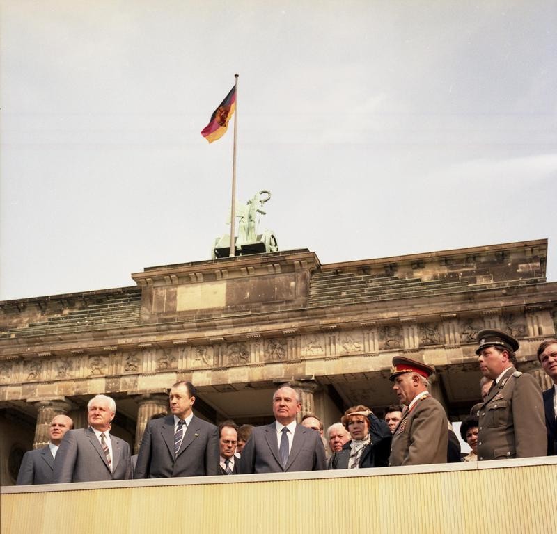 Gorbačov v Berlinu ob Branderburških vratih in Berlinskem zidu, 1986