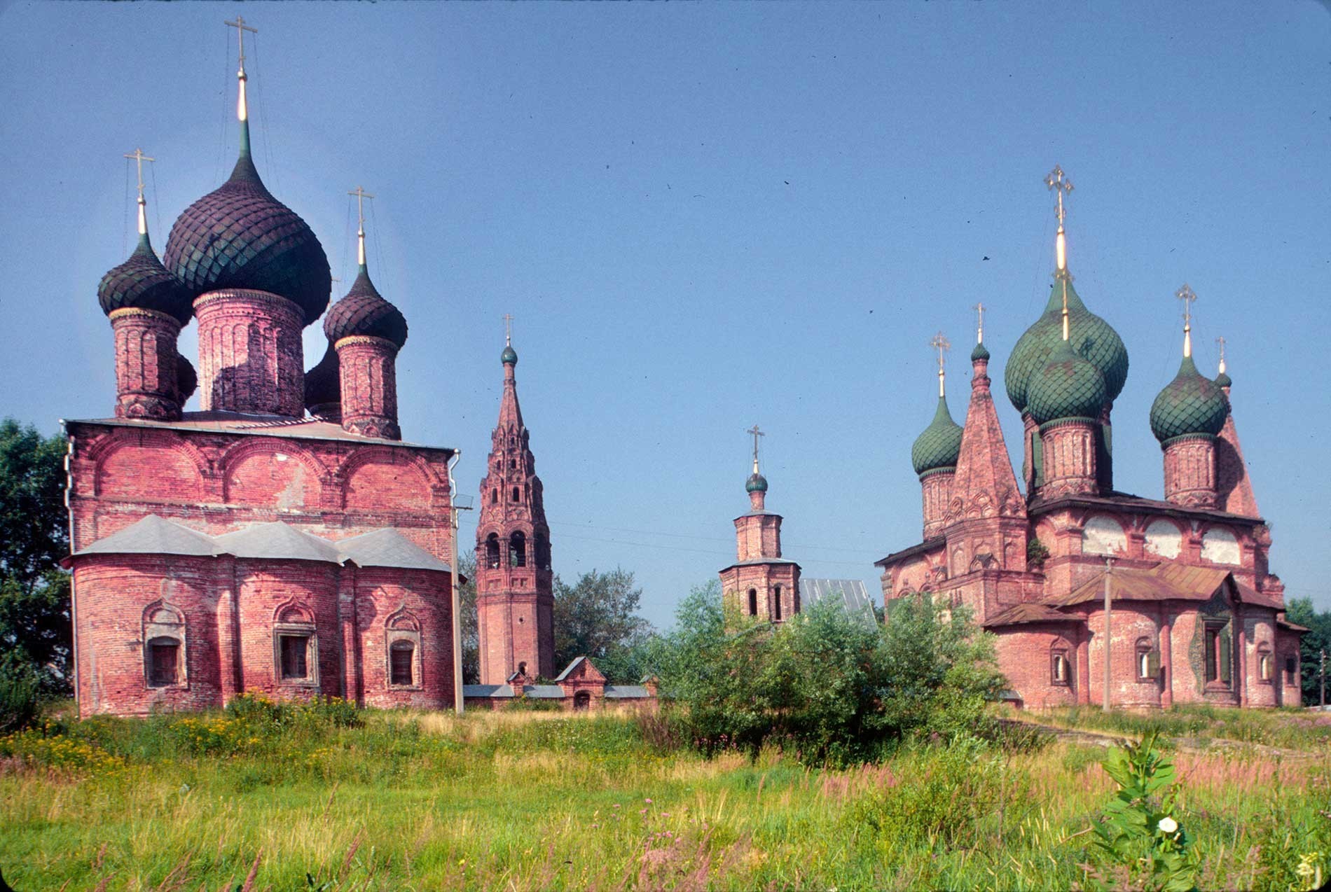 Conjunto Koróvniki: Iglesia del Icono de Vladímir (a la izquierda), campanario, Puerta Santa, Iglesia de San Juan Crisóstomo. Vista sur desde el Volga. 27 de julio de 1997.
