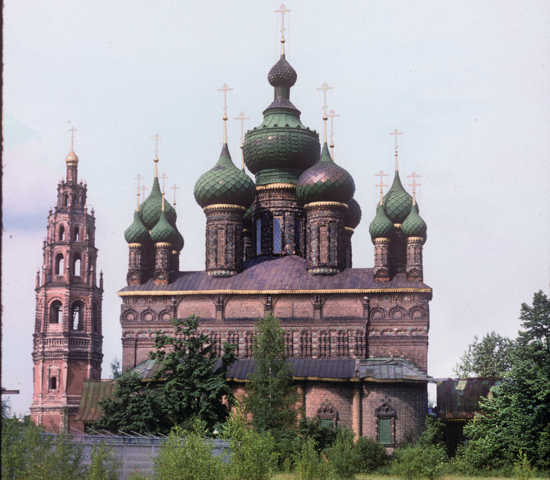 Iglesia de la Decapitación de Juan Bautista, con campanario. Vista este. Izquierda: valla de fábrica. 29 de junio de 1995.