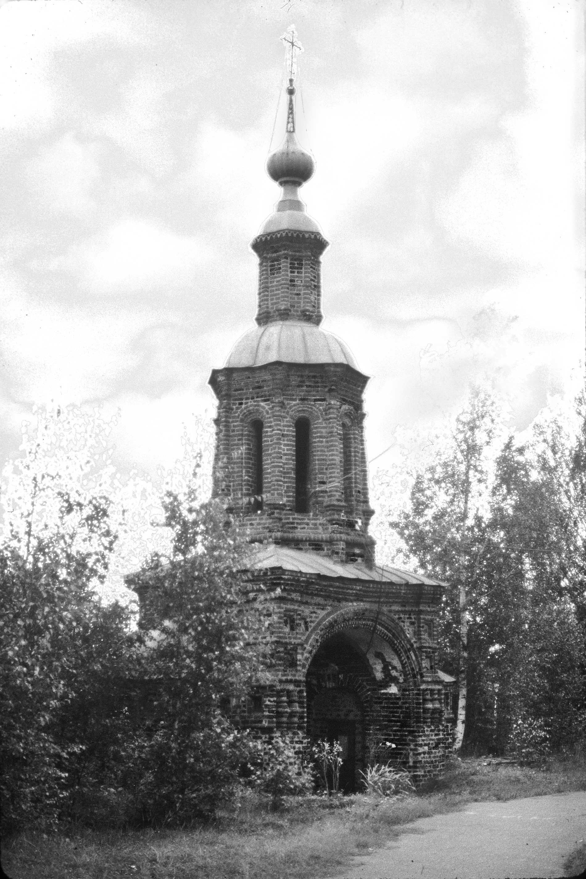 Iglesia de la Decapitación de Juan Bautista. Puerta Santa, vista sureste. 7 de agosto de 1987.