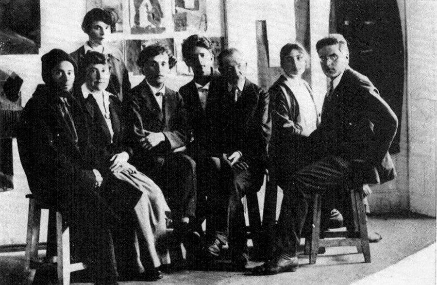 Professeurs de l'école populaire des beaux arts. Vitebsk, 26 juillet 1919. Assis de gauche à droite : El Lissitzky, Vera Ermolaeva, Marc Chagall, David Yakerson, Iouri Pen, Nina Kogan, Alexandre Romm. Debout : un élève de l'école