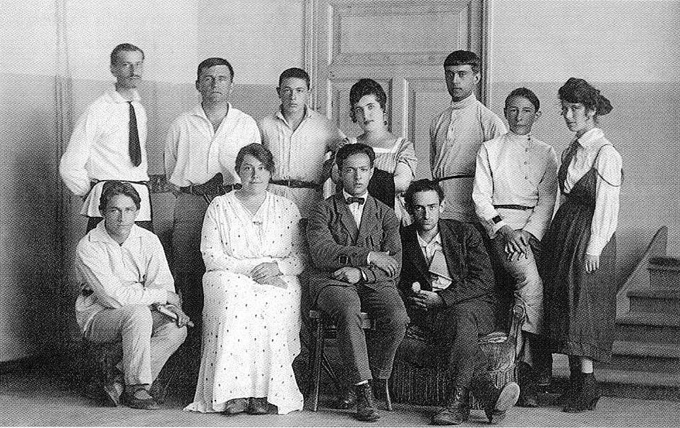 UNOVIS. Juillet 1922, au moment de sa dissolution. Vitebsk. Malevitch est le second en partant de la gauche au second rang.