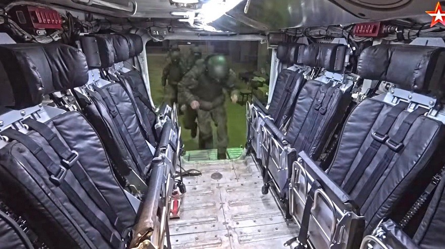 Pogled na potniški desantni odsek in vstopno rampo iz perspektive poveljnika