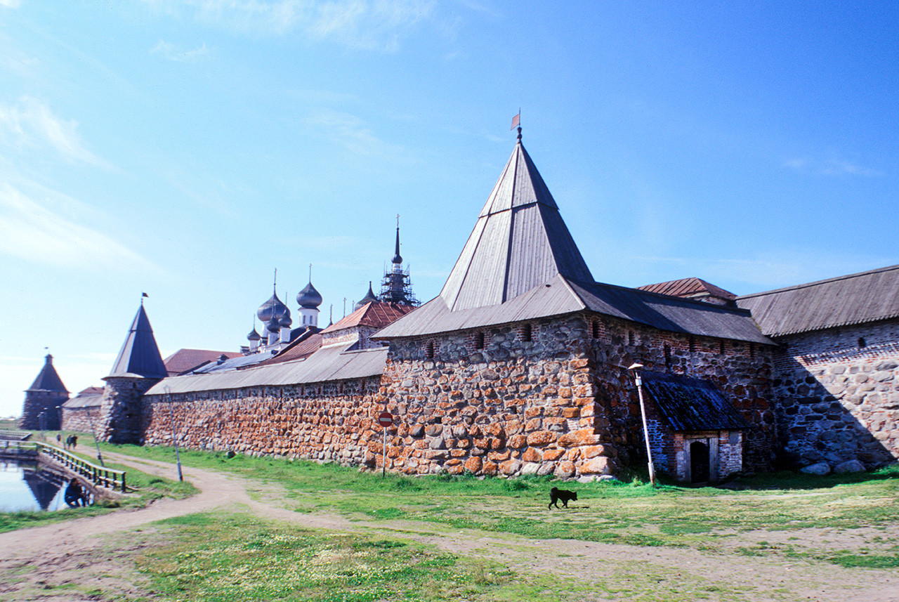 Monasterio de Transfiguración Solovetski. Muro Este con Torre del Arcángel, Torre de las Cocinas y Torre de la Cervecera del Kvas (derecha). 25 de julio de 1998