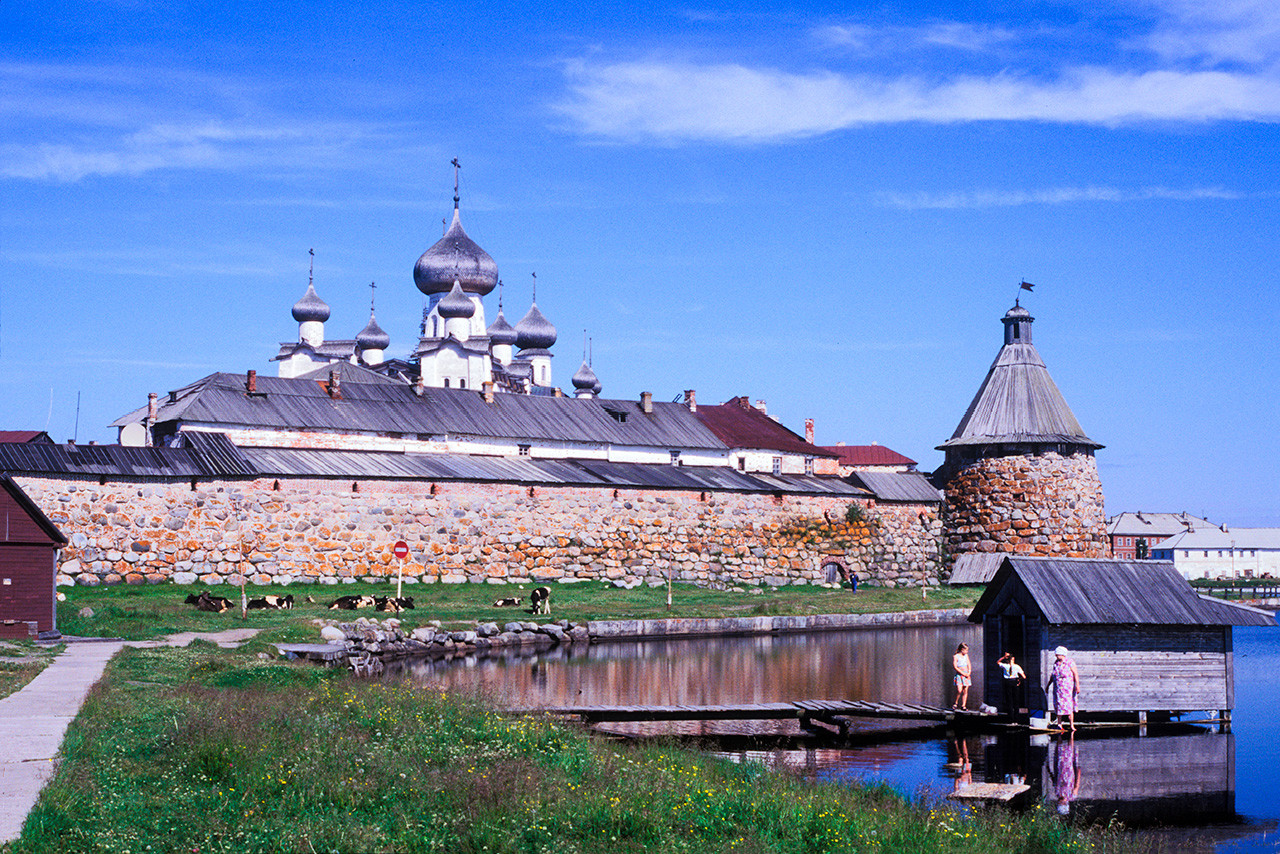 Monasterio de la Transfiguración Solovetski. Muro sureste con Torre del Arcángel y Catedral de la Transfiguración. Vista sur en la que se aprecia un galpón de lavado. 25 de julio de 1998.