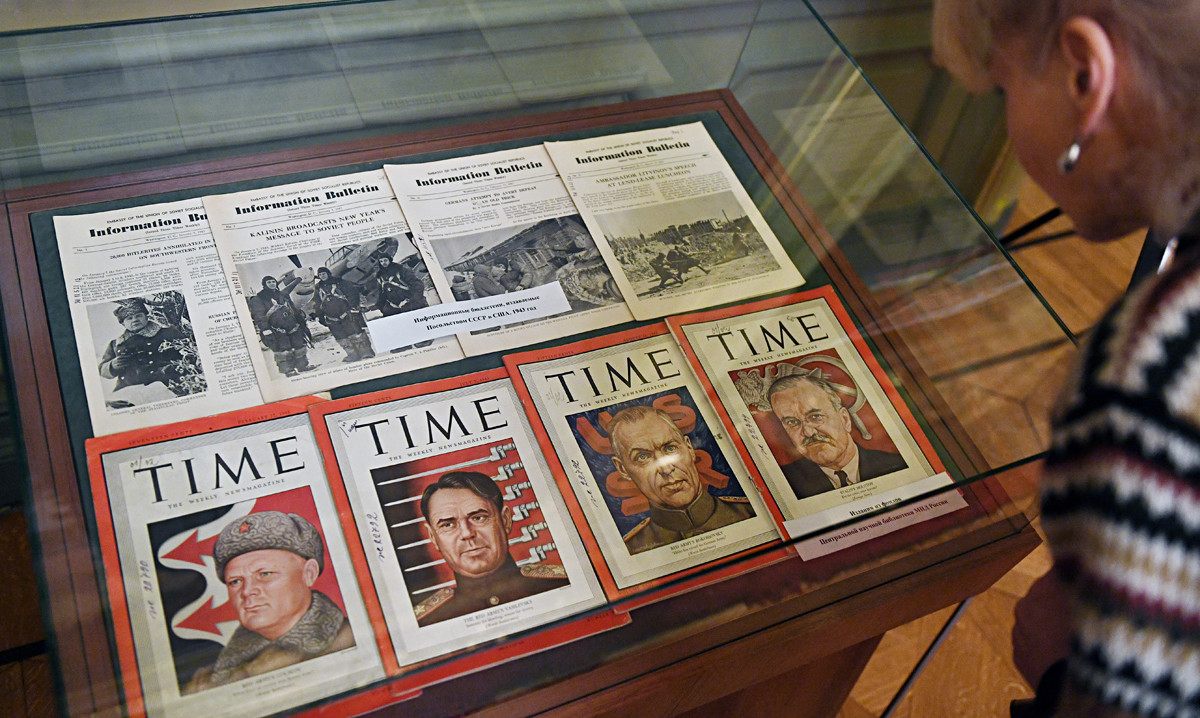 Корици на Time и информационни бюлетини, публикувани от съветското посолство в САЩ от 1943 г., на изложба, посветена на 75-годишнината от Битката при Сталинград