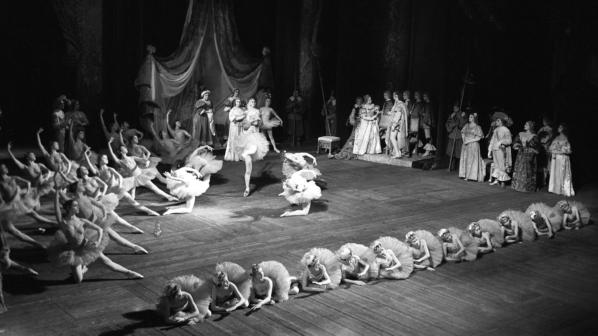 Državno gledališče opere in baleta Kirova. Balet Trnuljčica, z glasbo Čajkovskega in koreografijo Mariusa Petipaja. 