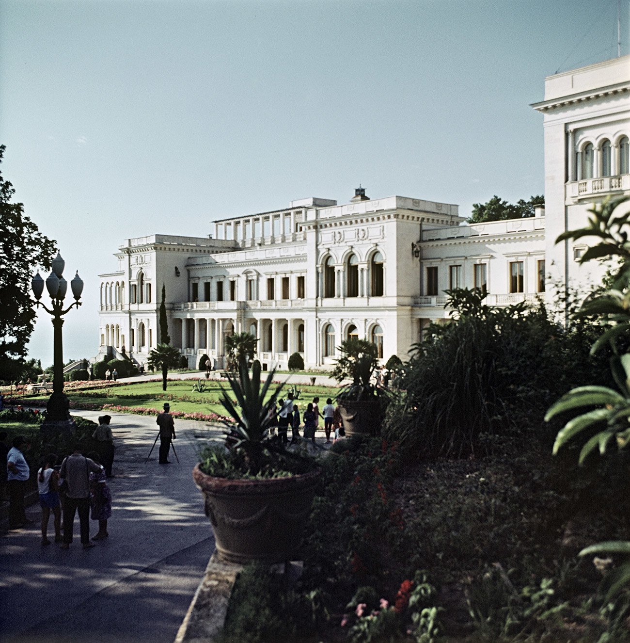 Sejak akhir Perang Dunia II hingga kematian Stalin pada 1953, istana tersebut digunakan sebagai dacha bagi para pejabat negara.