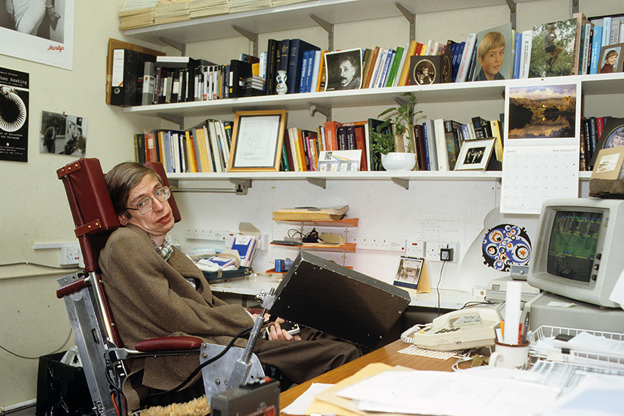 Famoso por seu trabalho acadêmico sobre buracos negros e relatividade, Hawking é autor de vários livros, incluindo “Uma Breve História do Tempo”
