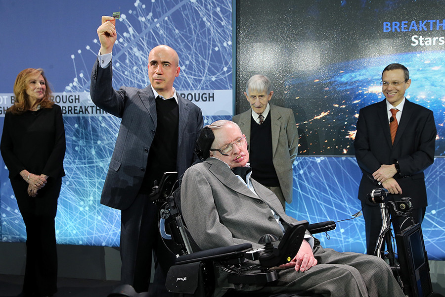 Milner e Hawking durante anúncio do programa “Breakthrough Starshot”, em 2016