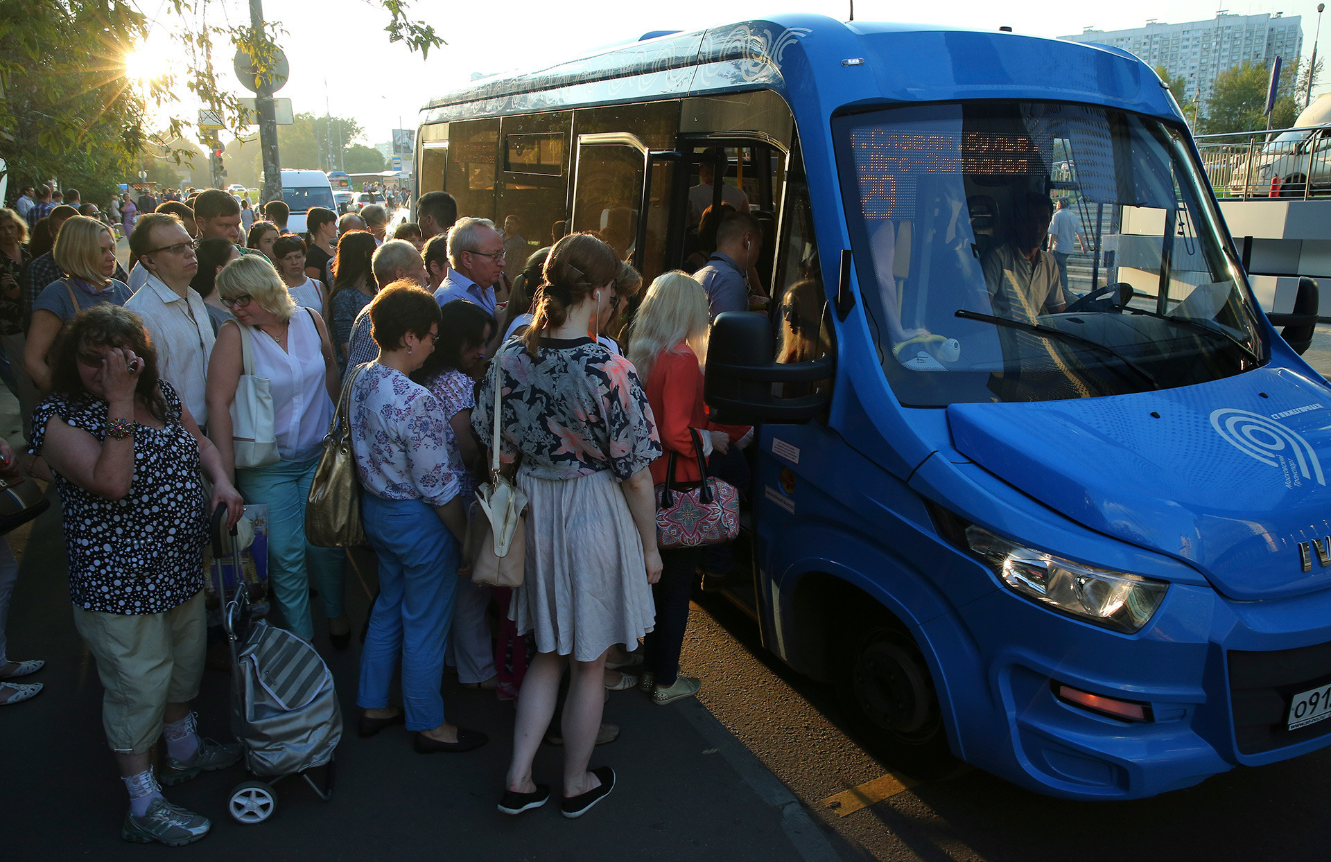 Uma 'marchrutka' (ônibus do tipo lotação) no centro de Moscou