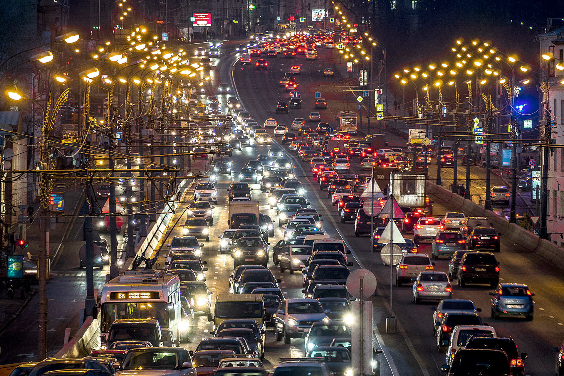 Trânsito, luzes, movimento, a Rússia tem grandes cidades para serem descobertas.
