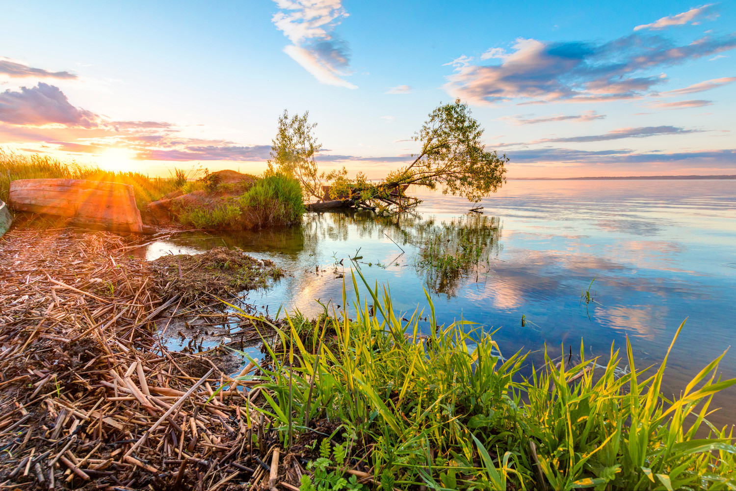 Залазак сунца на обали језера Плешчејево у Перејаслављу-Залеском, Јарославска област, Русија.