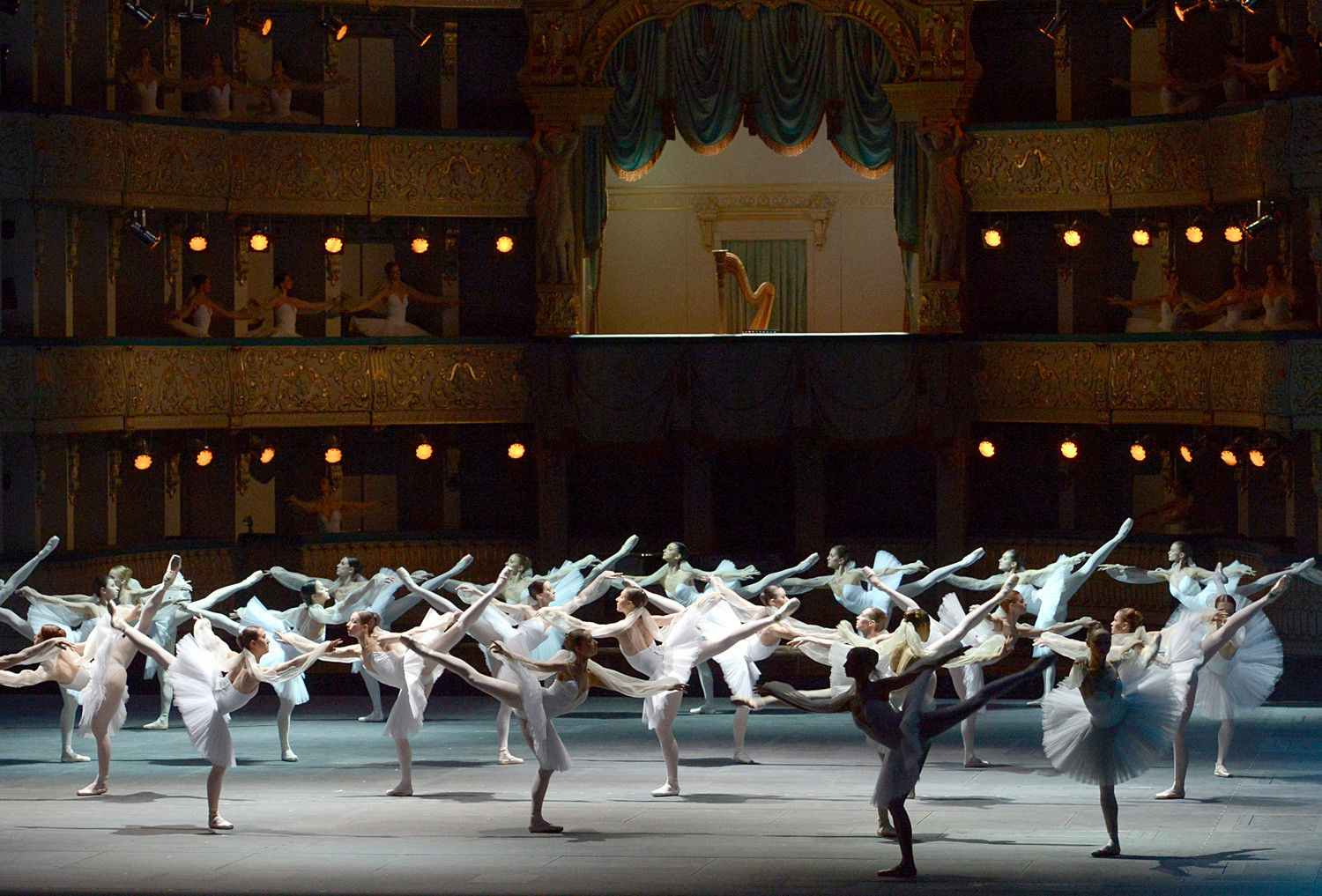 Bailarinos do Teatro Marínski fazem performance de trecho de 