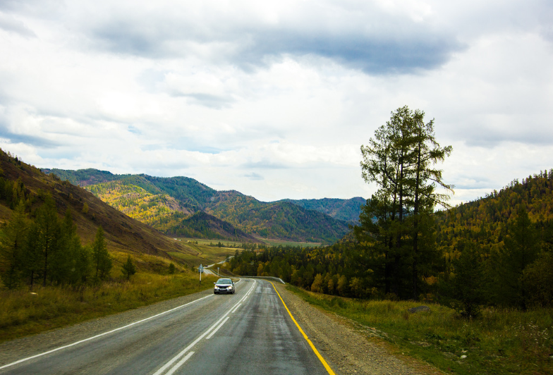 Ruska izdaja National Geographic Traveler je pred štirimi leti Čujsko cesto uvrstila na seznam 10 najlepših cest na svetu. Menijo, da se lahko ta primerja s cesto Dalton v ZDA in Državno cesto 40 v Argentini. 
