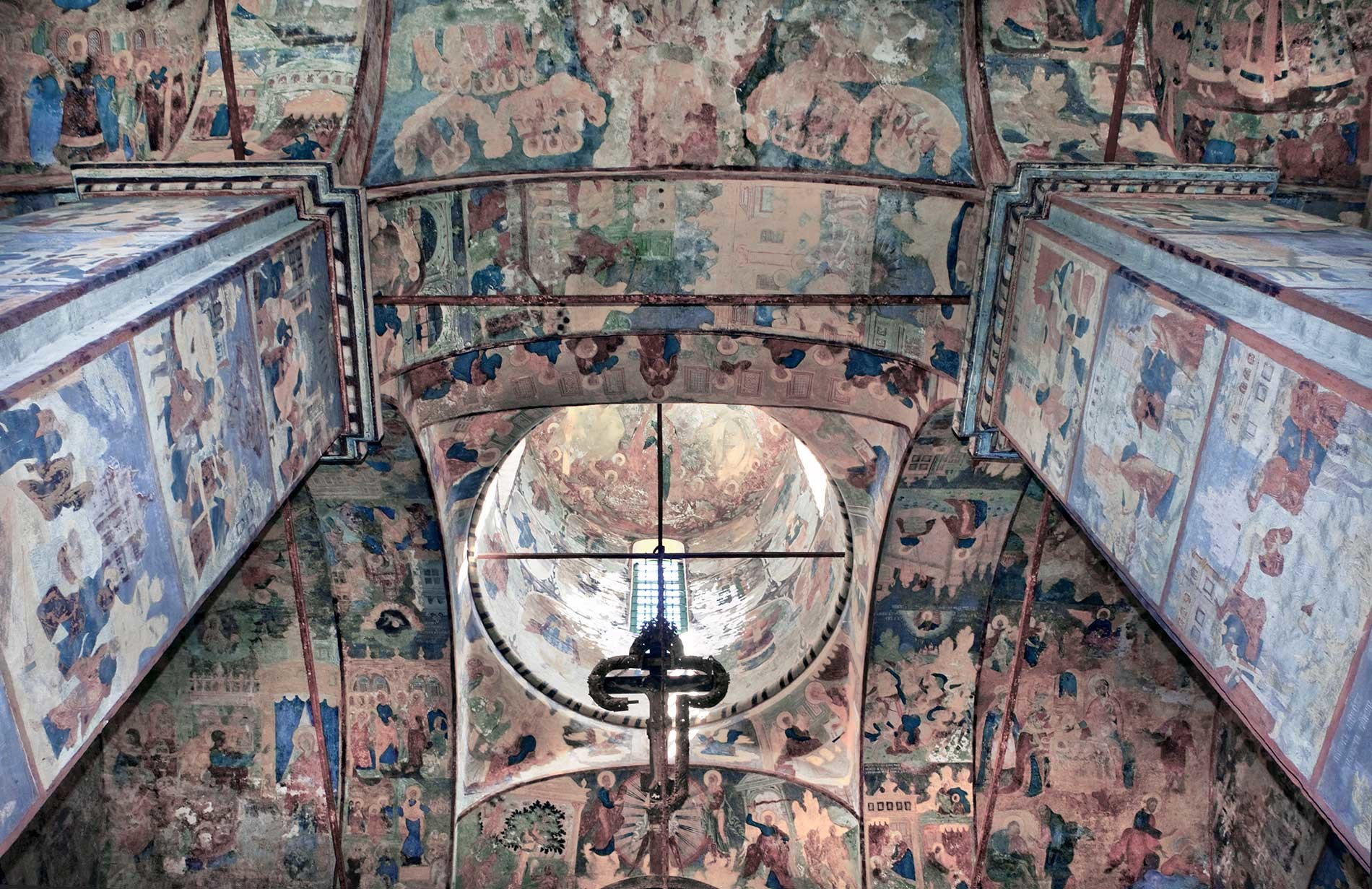 Yaroslavl. Church of St. John Chrysostom at Korovniki. Interior. West piers and central dome. Aug. 15, 2017.