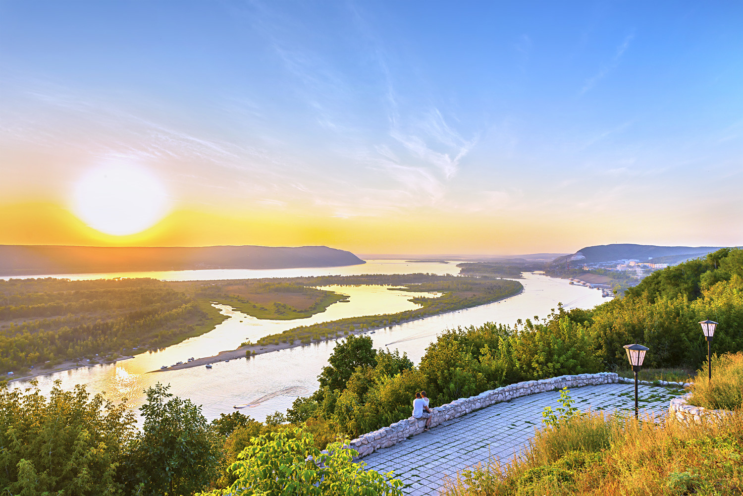 Zalazak sunca u turističkom dijelu Volge na području Samare. Živopisna priroda Središnje Rusije u ljetnom razdoblju.