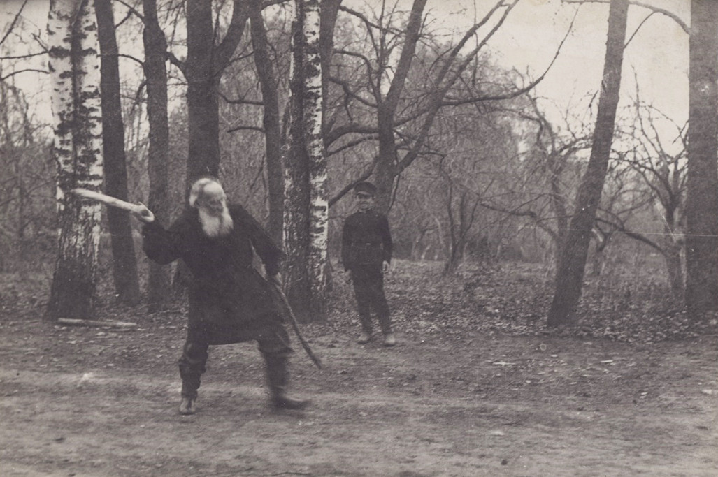 Tolstói jugando con Vladímir Chertkov, hijo de su amigo Vladímir Chertkov en un parque. Mayo de 1909. Fotografía de T. Tapse.