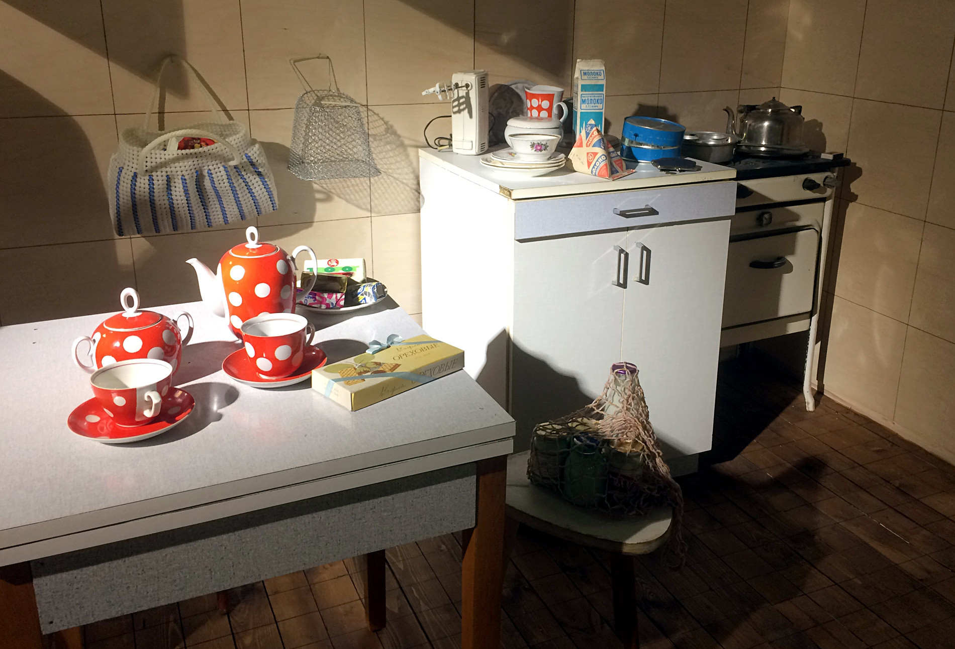Kuhinja iz 70. let 20. stoletja. Na mizi tipični čajni servis, ki ste ga našli po vsej Sovjetski zvezi, na hladilniku sovjetsko mleko v trikotni embalaži, na tleh pa 