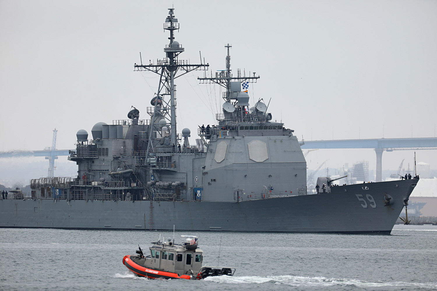 УСС „Принстон“, ракетен крстосувач од класата „Тикондерода“ на пат од Сан Диего (Калифорнија, США) со ударна група воени бродови на шестмесечно дежурство во западниот дел на Тихиот Океан“, 5 јуни 2017 година.