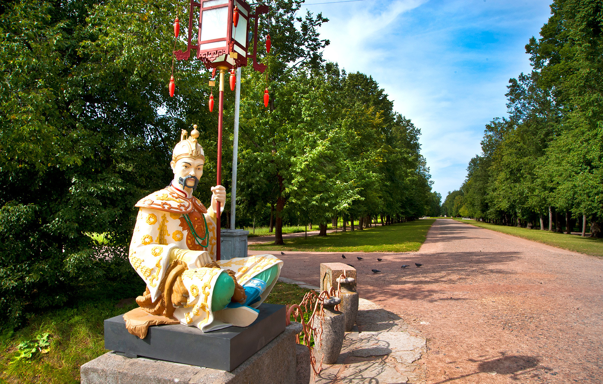Statues of the Chinese Bridge in the Alexander Park