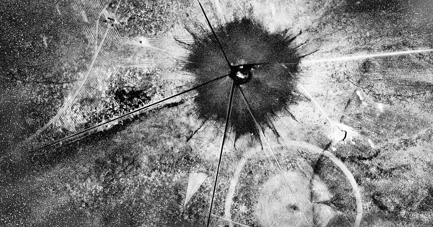 Vista aérea após a primeira explosão atômica no local do teste 