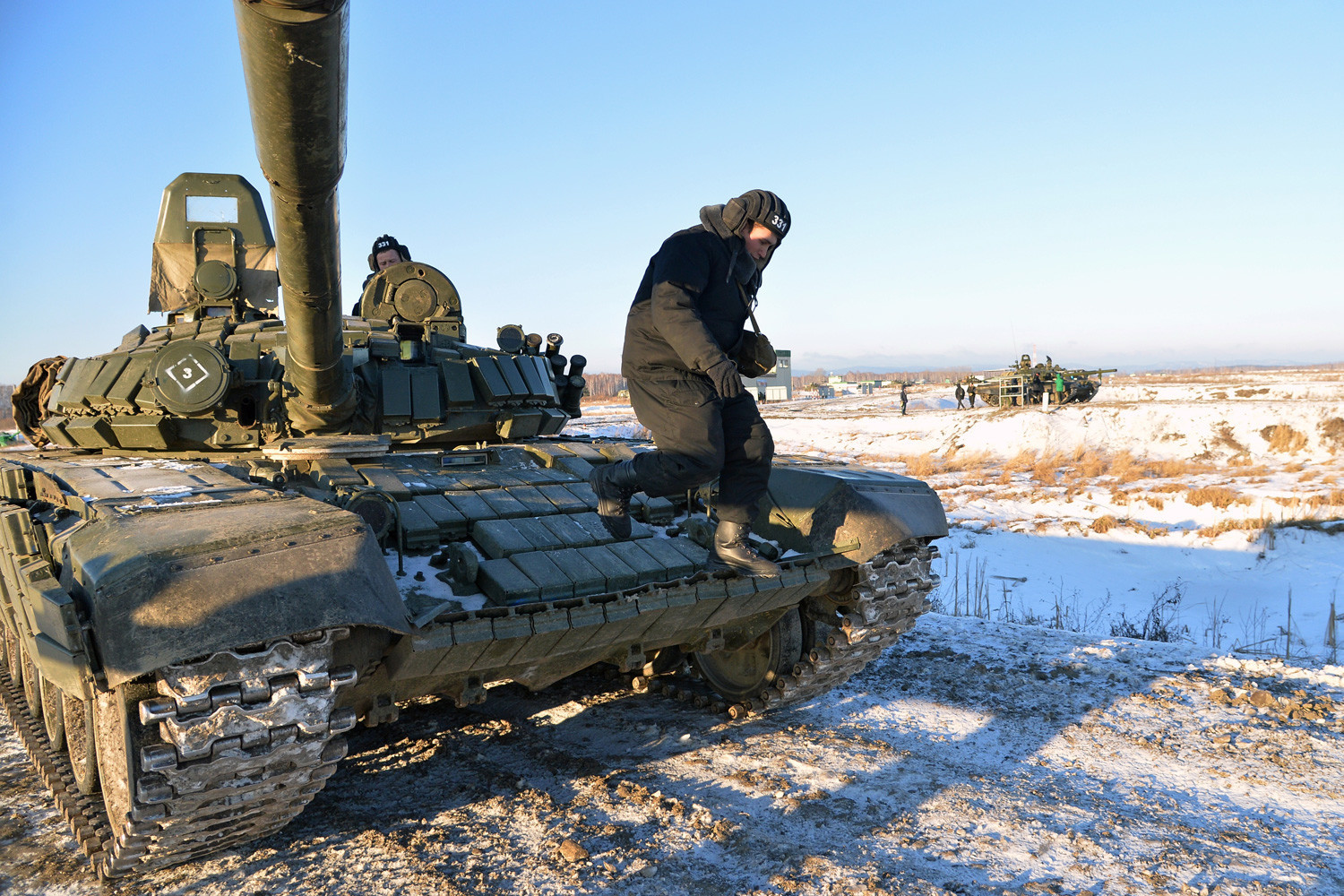Tanque T-80 en el campo de tiro de Chebarkul, a las afueras de Cheliábinsk, durante una sesión de demostración de la recién formada división de tanques Vítebsk-Nóvgorod. 