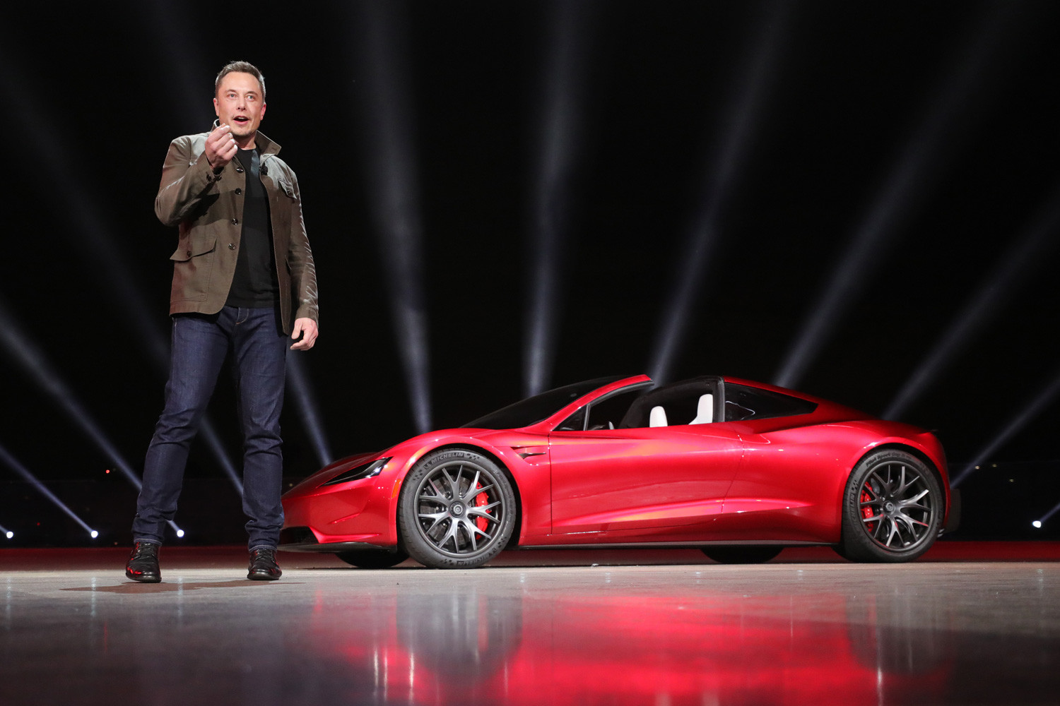 Tesla Motors 2020 Roadster електромобил постиже убрзање 96 km/h за 1,9s, а до 160 km/h стиже за 4,2s. Три електромотора пуне се из батерија капацитета 200 kWh што омогућава прелазак нешто мање од 1.000 км. Стиже на тржиште 2020. по цени од 250.000 долара за првих 1.000 примерака. Хортон, САД, 2017.