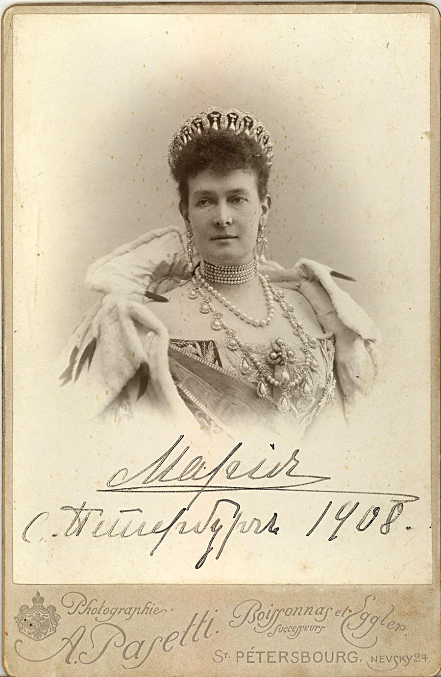 A Grande Duquesa Maria Pávlovna usando a Tiara Vladímir. 