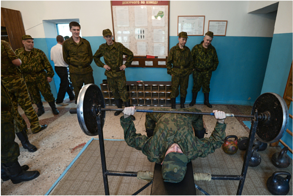 Rezervisti v Novosibirsku, vpoklicani v vojašnico za potrebe vzdrževanja vojaške tehnike.