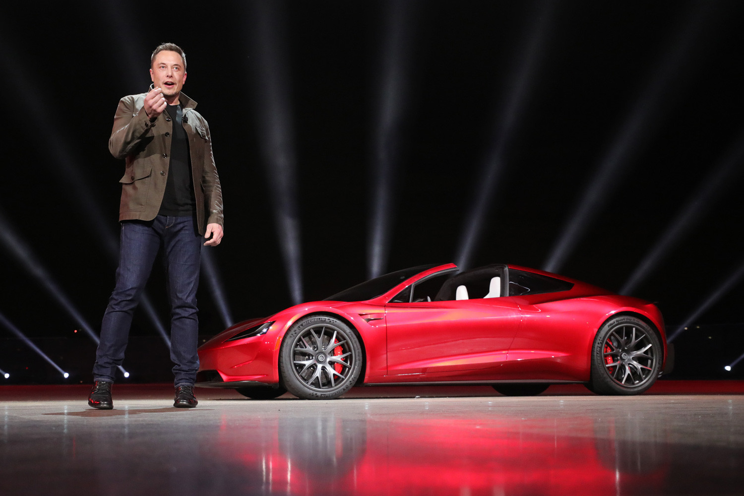 Musk apresentando Tesla Motors 2020 Roadster em novembro de 2017