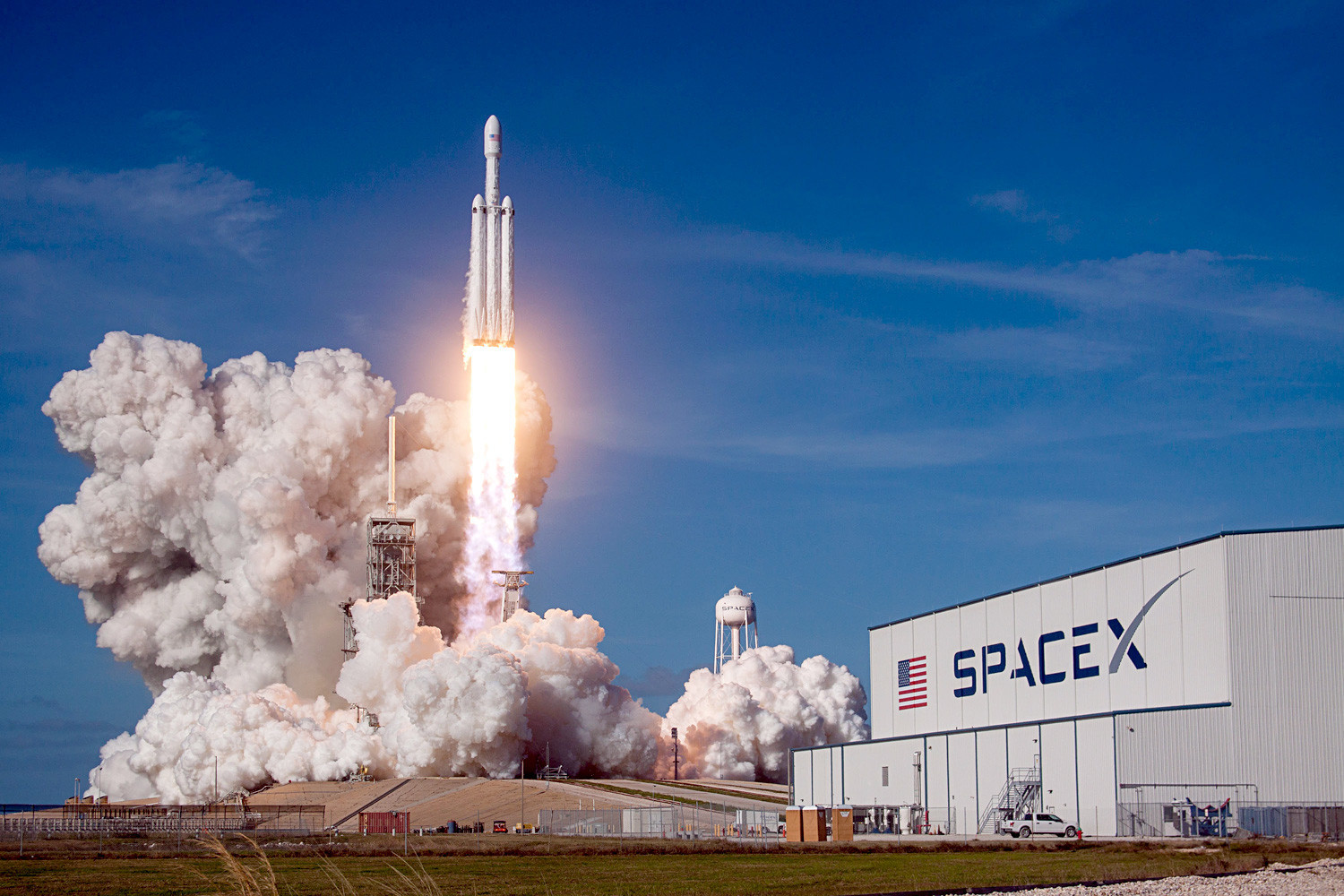 Foguete SpaceX Falcon Heavy decola transportando carga de demonstração para o espaço em fevereiro de 2018 no Cabo Canaveral, Flórida.