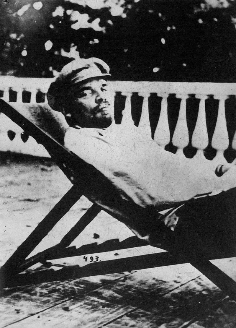 Vladimir Lenin tengah bersantai sambil berjemur, 1918. 