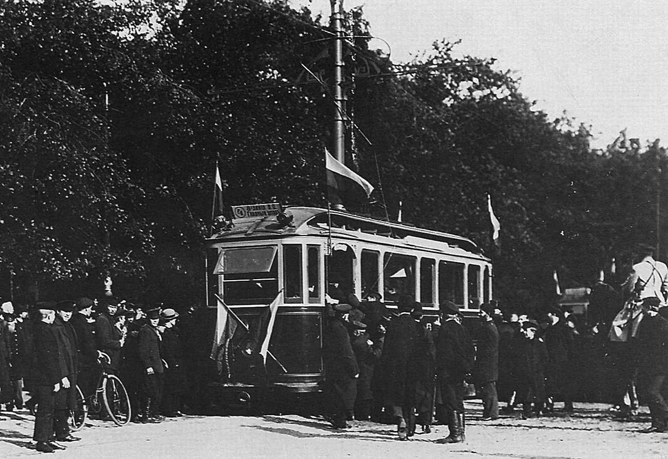 Foto pembukaan jalur trem di Sankt Peterburg oleh Karl Bulla sekitar tahun 1906.