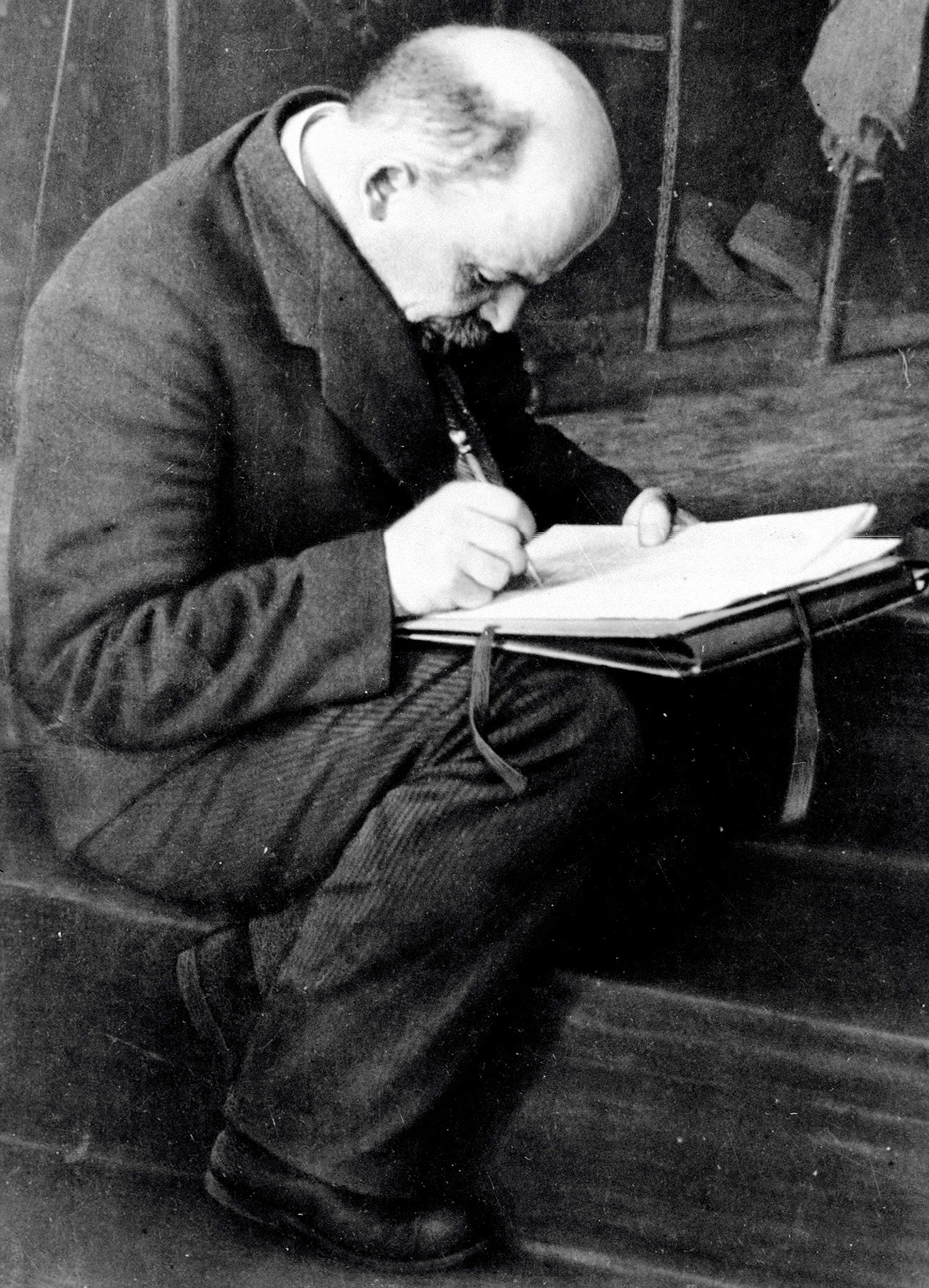 Vladimir Lenin membuat catatan dalam Kongres Komintern III.