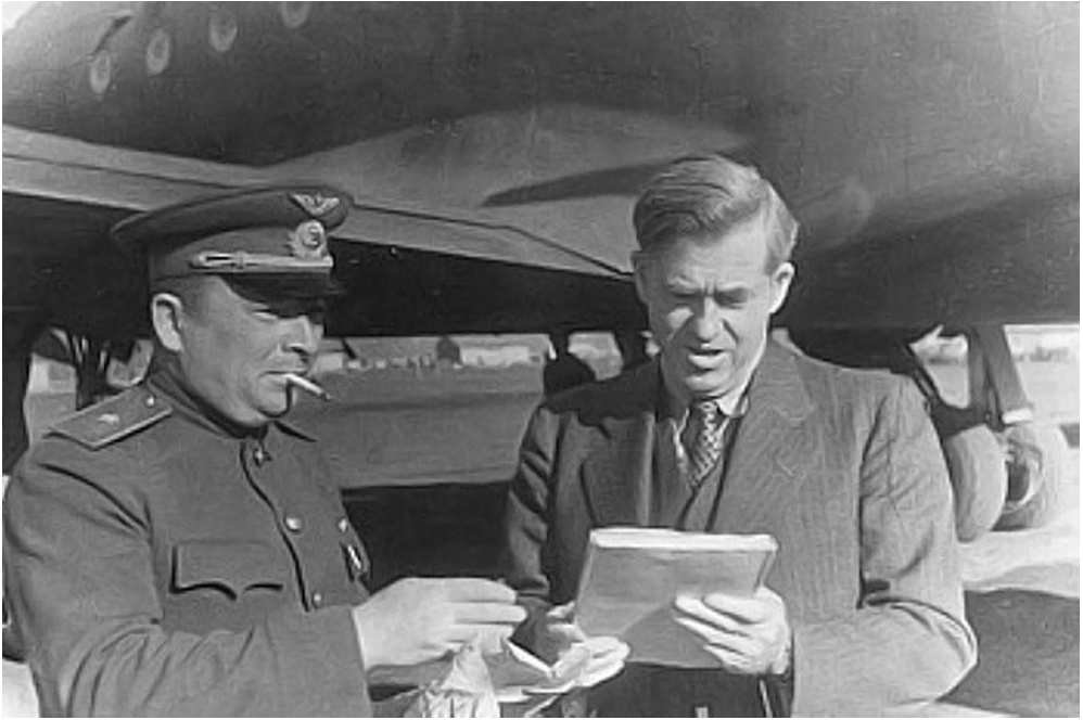 Wallace ob slovesu na letališču v Magadanu, 1944.